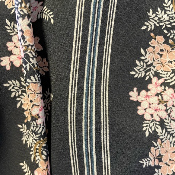 ⭐️⭐️SALE- 2 for $15⭐️⭐️ LOFT Flower Stripe Strappy Cami in Gray/Pink Size M - Picture 3 of 5